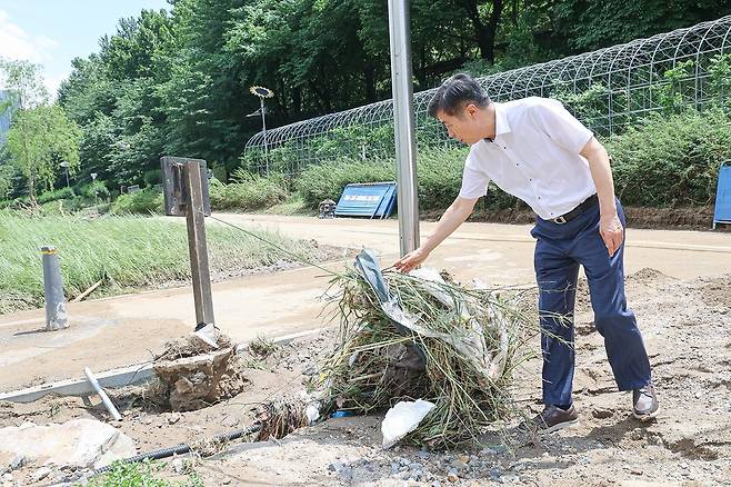 1일 오전 양재천 수해피해 복구작업 현장을 찾은 전성수 서초구청장 [서울 서초구 제공. 재판매 및 DB 금지]