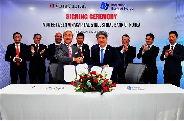 [IBK기업은행 제공.재판매 및 DB 금지]  6월 29일 윤종원 IBK기업은행장(앞줄 오른쪽)은 호치민 비나캐피탈그룹 본사에서 비나캐피탈그룹 CEO와 MOU를 체결했다
[IBK기업은행 제공.재판매 및 DB 금지]