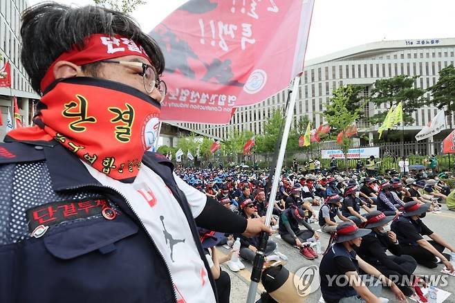 지난달 28일 양대노총 최저임금 결의대회 (세종=연합뉴스) 김주형 기자 = 28일 오후 제7차 전원회의가 열리는 정부세종청사 고용노동부 앞에서 한국·민주노총 위원장들이 참석한 '최저임금 인상을 위한 양대노총 결의대회'가 열리고 있다. 2022.6.28 kjhpress@yna.co.kr