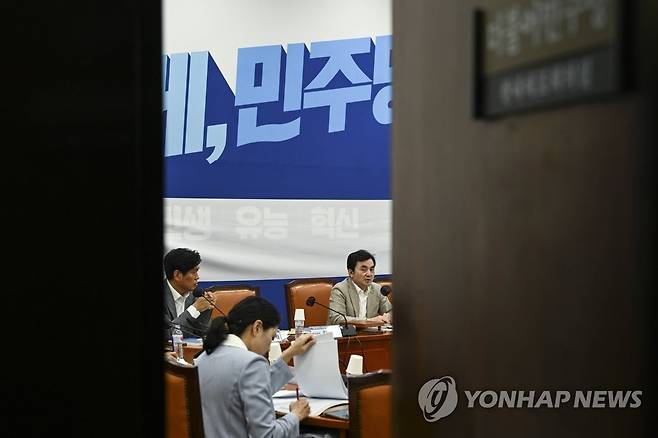 전준위 회의 주재하는 안규백 (서울=연합뉴스) 이정훈 기자 = 더불어민주당 안규백 전당대회준비위원장이 29일 국회 원내대표실에서 열린 비공개 전준위 회의를 주재하고 있다. 2022.06.29 [국회사진기자단] uwg806@yna.co.kr