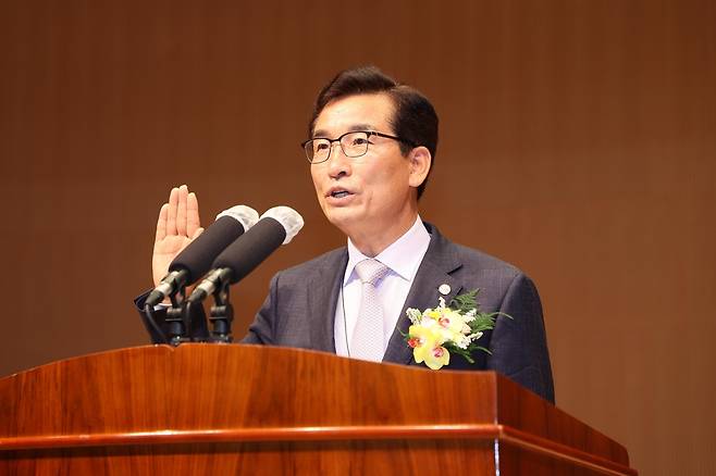 취임 선서하는 윤건영 교육감  [충북도교육청 제공. 재판매 및 DB 금지]