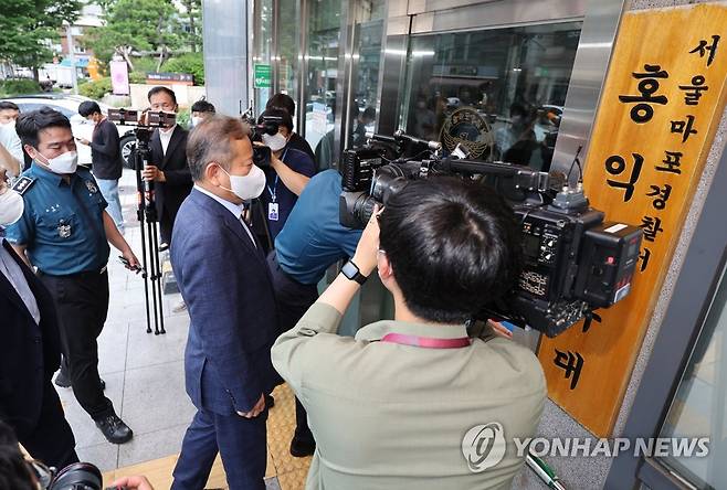 경찰 지구대 들어가는 이상민 행안부 장관 (서울=연합뉴스) 임헌정 기자 = 경찰 통제를 주도적으로 추진 중인 이상민 행정안전부 장관이 1일 오후 서울 마포구 서울경찰청 마포경찰서 홍익지구대로 들어가고 있다. 2022.7.1 kane@yna.co.kr