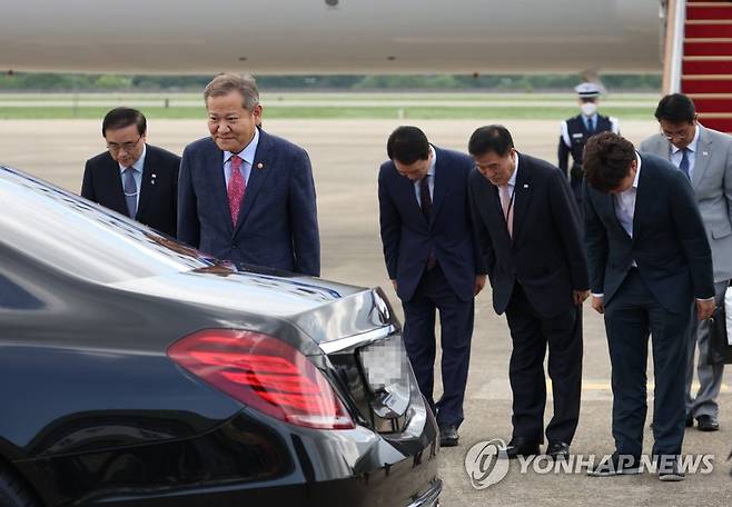 윤석열 대통령 영접나온 국민의힘 이준석 대표 (성남=연합뉴스) 안정원 기자 =  국민의힘 이준석 대표(오른쪽)가 1일 북대서양조약기구(NATO·나토) 정상회의 참석을 마치고 성남 서울공항에 도착한 윤석열 대통령 내외가 공항을 출발하자 인사하고 있다. 2022.7.1 jeong@yna.co.kr