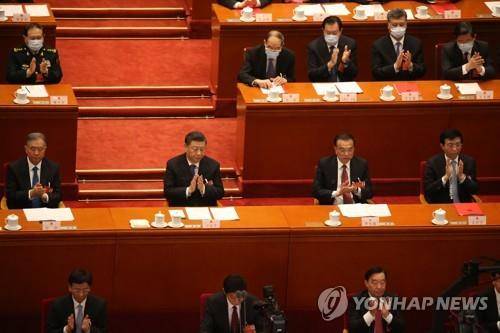 전인대 폐막식서 박수치는 중국 지도부 (베이징=연합뉴스) 한종구 특파원 = 지난 3월 11일 오전 중국 베이징 인민대회당에서 열린 전국인민대표대회(전인대) 폐막식에서 시진핑 국가주석(왼쪽 두 번째)을 비롯한 중국 지도부가 박수를 치고 있다. 2022.3.11 jkhan@yna.co.kr