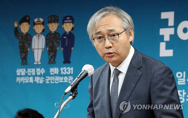 인사말하는 박찬운 군인권보호관 (서울=연합뉴스) 김인철 기자 = 박찬운 군인권보호관이 1일 서울 중구 국가인권위원회에서 열린 군인권보호관 출범식에서 인사말을 하고 있다. 2022.7.1 yatoya@yna.co.kr