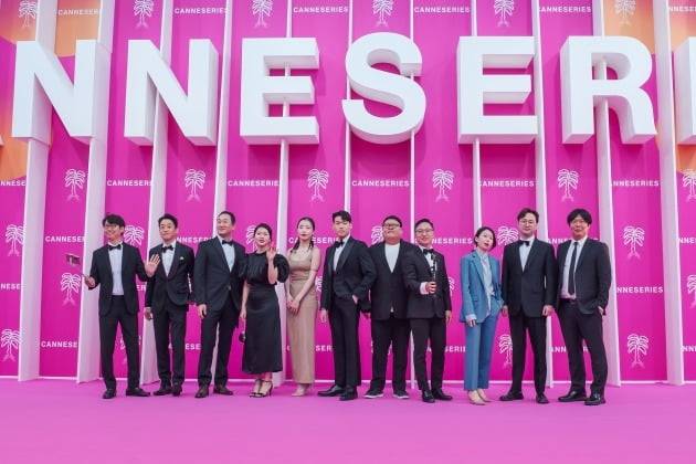 칸 시리즈 핑크카펫에 참석한 이길(이과장 역), 김경민(백진상 역), 강성훈(정필돈 역), 진아진(이예영 역), 김태영(이미나 역),  남현우(조충범 역), 이태동(디테일스튜디오 대표), 박재한(빠니보틀), 김윤의 작가, 서주완 감독, 왓챠 박태훈 대표. / 사진제공=왓챠