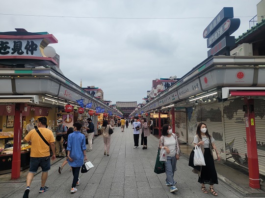 일본 대표적 관광지 아사쿠사. 아직까지 단체 관광객보다 출장 온 회사원이나 유학생들이 더 많이 보인다