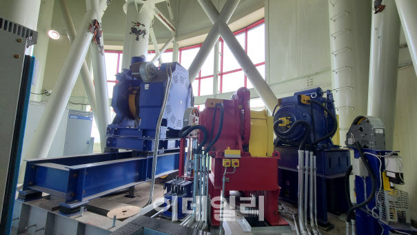 TK엘리베이터 천안 캠퍼스 내 테스트타워에 설치된 엘리베이터의 모터와 제어판 (사진=박순엽 기자)