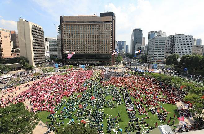 전국민주노동조합총연맹(민주노총) 소속 조합원들이 2일 오후 서울광장과 숭례문 일대에서 열린 ‘7.2전국노동자대회’에서 임금·노동시간 후퇴 저지, 비정규직 철폐, 물가 안정 대책 등을 촉구하고 있다.(사진=뉴스1)