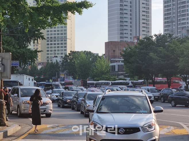 2일 서울 용산구 삼각지역 인근에서 민주노총 전국노동자대회 행진으로 교통이 마비된 모습이다.(사진=조민정 기자)