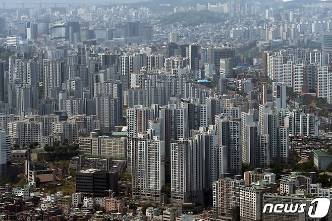 서울 남산에서 바라본 아파트단지. © News1 박세연 기자