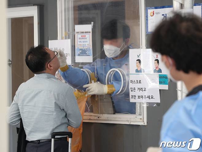 (청주=뉴스1) 김정수 기자 = 7월을 시작하는 첫날인 1일 충북에서 신종 코로나바이러스 감염증(코로나19) 확진자 265명이 추가됐다. 사망자는 나오지 않았다.. (사진은 기사내용과 무관함)/© News1