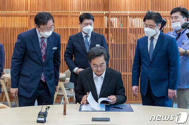 김동연 경기도지사가 1일 오전 경기 수원시 영통구 경기도청 도지사 집무실에서 제1호 결재를 하고 있다. (경기도 제공) 2022.7.1/뉴스1 © News1 김영운 기자