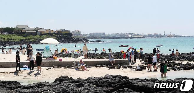 제주도는 올해 상반기(1~6월) 내국인 관광객 680만1978명이 제주를 찾아 동 기간 역대 최다를 기록했다고 2일 밝혔다. 제주도내 12개 해수욕장이 개장한 1일 오후 제주시 애월읍 곽지해수욕장에서 도민과 관광객들이 물놀이를 즐기고 있다. 현재 제주도 북동부와 서부에 폭염주의보가 발효 중이다. 2022.7.1/뉴스1 © News1 오현지 기자