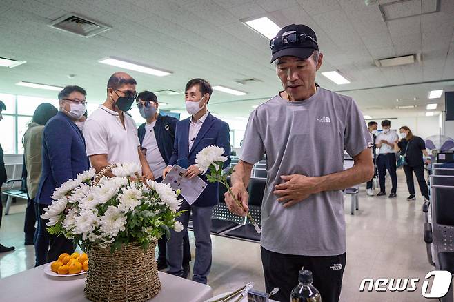 서해에서 북한군에 의해 피살된 해양수산부 공무원의 형 이래진 씨가 2일 인천항연안여객터미널에서 하태경 국민의힘 의원과 함께 연평도 및 사고 현장 주변 해역 현장 방문에 앞서 열린 고(故) 이대준 위령제에서 헌화하고 있다. 2022.7.2/뉴스1 © News1 유승관 기자