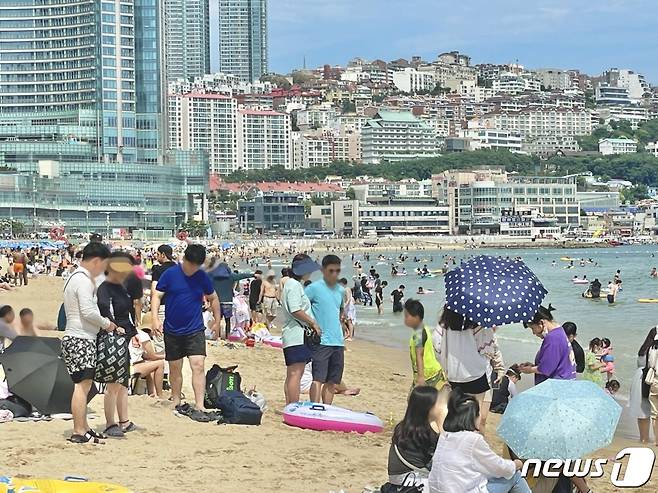 부산에 폭염주의보가 발효된 2일 해운대해수욕장이 방문객들로 북적이고 있다.2022.7.2/ © 뉴스1 이유진 기자