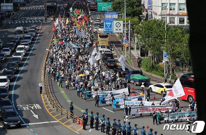 전국민주노동조합총연맹(민주노총) 소속 조합원들이 2일 오후 서울광장과 숭례문 일대에서 열린 '7.2전국노동자대회'에서 대통령집무실이 있는 삼각지역 방향으로 행진하고 있다. 2022.7.2/뉴스1 © News1 구윤성 기자