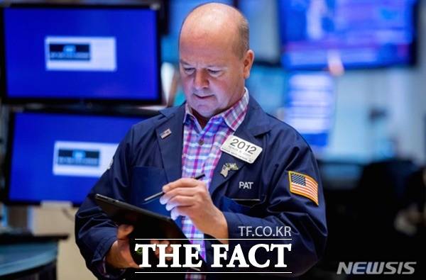 경기침체 우려속에 뉴욕증시의 주요지수가 하반기 첫 거래일인 1일(현지시각) 큰 변동성을 보이다 일제히 상승 마감했다.  뉴욕증권거래소 직원이 심각한 표정으로 태블릿에 표시를 하고 있다. /뉴시스