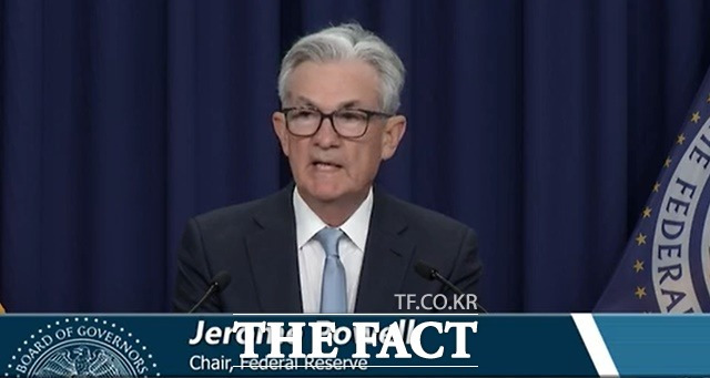 제롬 파월 미국 연방준비제도(Fed) 의장이 15일 연방공개시장위원회(FOMC) 정례회의 후 기자회견에서 모두 발언을 하고 있다. Fed는 물가를 안정시키겠다며 기준금리를 0.75%포인트 올리는 자이언트 스텝을 결정한 데 이어 7월에도 0.50%포인트나 0.75%포인트 올리겠다고 예고해놓았다. 이 때문에 미국에서는 경기침체를 걱정하는 목소리라가 커지고 있다. /연방준비제도 유튜브 캡쳐