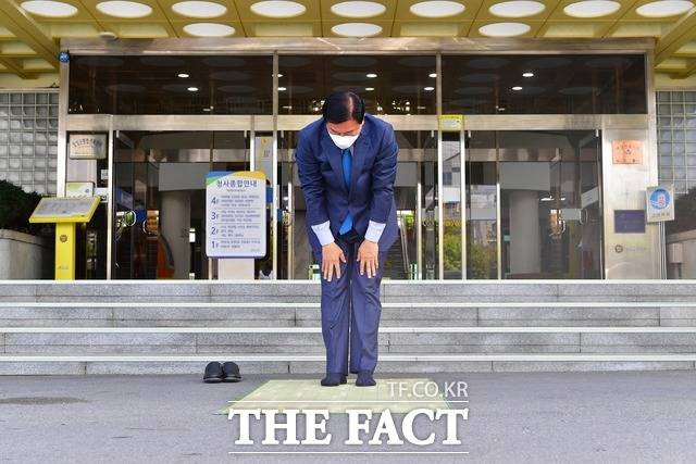 1일 장성군청사에서 장성군민에게 큰절을 올리고 있는 신임 김한종 장성군수./ 장성군청 제공