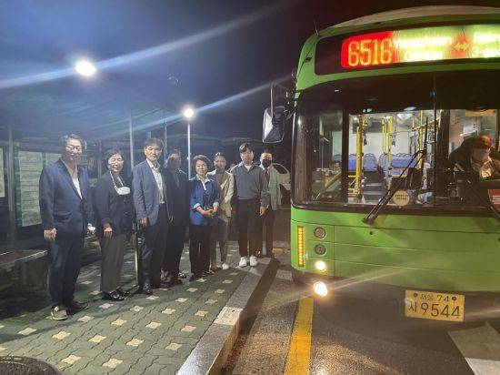 우형찬 서울시의원(맨 왼쪽)과 이용선 국회의원(왼쪽 세번째), 양천구의원들이 새벽 버스 운행에 앞서 양천공영차고지를 방문해 현황을 청취하고 관계자들을 격려했다.