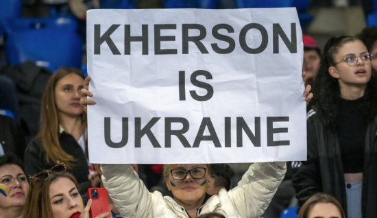 축구 경기장에서 '헤르손은 우크라이나' 피켓을 든 여성. 위 사진은 기사 내용과 관련 없음. 사진=EPA, 연합뉴스
