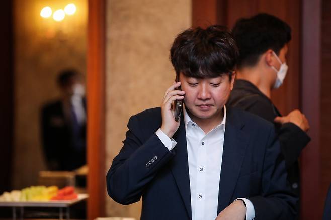 이준석 국민의힘 대표가 지난달 22일 서울 중구 롯데호텔에서 열린 '2022 경향포럼'에 참석해 전화통화를 하고 있다. /뉴스1