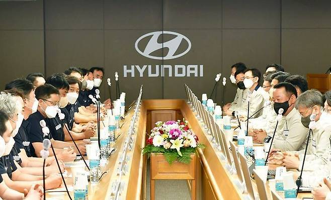 현대차 노사는 10일 울산공장 본관 동행룸에서 이동석 현대차 대표이사와 윤장혁 전국금속노조위원장, 안현호현대자동차지부 지부장을 포함해 교섭대표 60여 명이 참석한 가운데 2022년 임금협상 상견례를 가졌다.ⓒ현대차