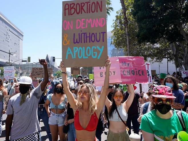 26일(현지시간) 미 캘리포니아주 로스앤젤레스 시내에서 낙태 권리 지지자들이 대법원의 낙태 권리 폐기 판결에 항의하며 행진하고 있다.ⓒ뉴시스