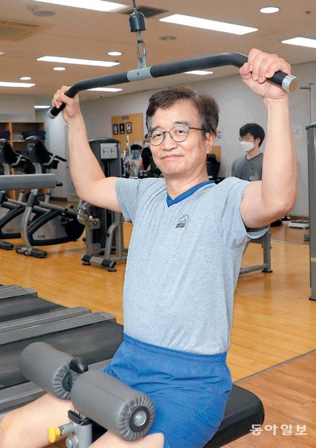 정진호 서울대병원 피부과 교수는 평일에는 거의 하루도 빠지지 않고 새벽에 헬스클럽에서 근력 운동을 한다. 정 교수가 서울대 의대 안에 있는 헬스클럽에서 운동을 하고 있다. 김동주 기자 zoo@donga.com
