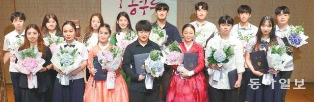 제38회 동아국악콩쿠르에서 각 부문 최고 등위에 오른 영광의 얼굴들. 앞줄 왼쪽부터 장서영 신비 박지민 차루빈 이레 조남훈
 구다림, 뒷줄 왼쪽부터 차승재 황다능 이루리 김수진 정혁 김용건 김용찬 김보선. 신원건 기자 laputa@donga.com