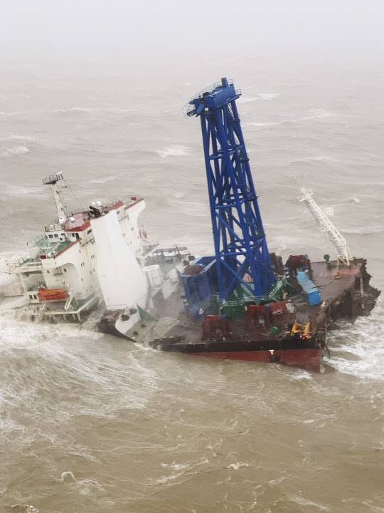 2일 홍콩에서 남서쪽 296km 떨어진 남중국해 해역에서 표류하고 있는 중국 선박 '푸징 001'호. <홍콩비행복무국 제공, EPA=연합뉴스>