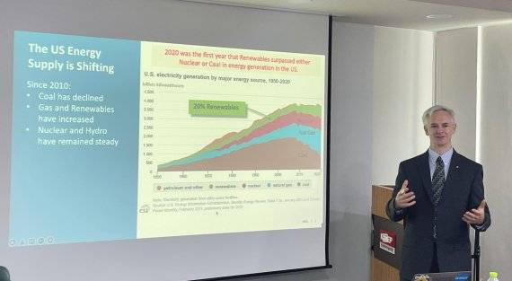 한국에너지기술평가원이 1일 에기평에서 미국의 주요 에너지기술 연구기관인 국립재생에너지연구소(NREL)와 새만금 국가에너지종합실증단지 구축 관련 세미나를 개최했다. 이날 세미나에서 NREL 벤 크로포스키 전력시스템공학센터장이 발표를 하고 있다. 한국에너지기술평가원 제공