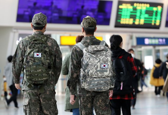 30일 오전 서울역에서 군인 장병들이 이동하고 있다. 사진=뉴스1