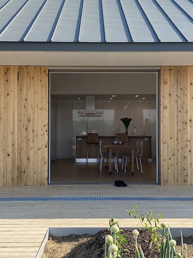 하라 겐야의 <양의 집> 외부.