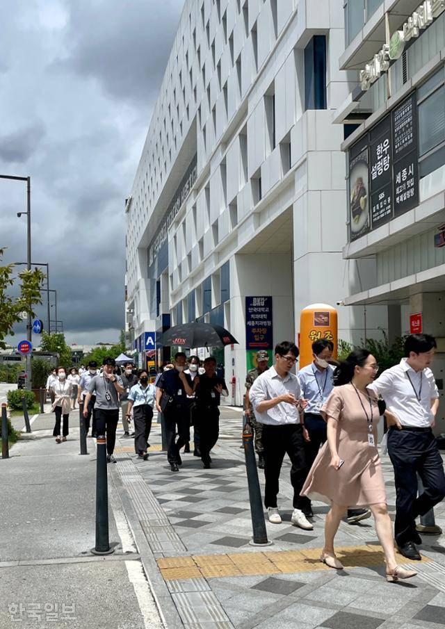 세종시 출범 10주년을 하루 앞둔 지난달 30일, 정부세종청사 직원들이 점식 식사를 하기 위해 삼삼오오 식당이 있는 상가로 이동하고 있다. 지난 10년 동안 상전벽해한 세종시는 도시에 거주하는 공무원과 시민들의 생활 여건을 크게 향상시켰지만, 출범 목표인 국가 균형발전 기여에는 기대에 미치지 못하고 있다.