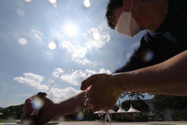 1일 폭염경보가 발령된 대구 수성못광장에 강한 햇볕이 내리쬐고 있다. 수성못광장의 온도 알림판에는 오전 9시쯤 30도를 나타냈다. 대구=연합뉴스