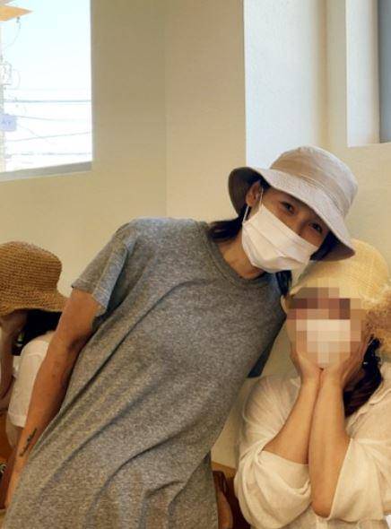 이효리가 1일 남편 이상순의 차린 카페에 온 손님과 사진 촬영을 하고 있다. 독자 제공