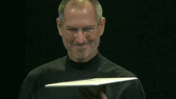스티브 잡스 애플 CEO가 맥월드 기조연설을 통해 맥북에어를 선보이고 있다. [사진=애플]