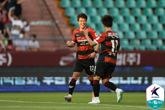 포항 스틸러스 김승대가 득점 이후 기뻐하고 있다. [사진=한국프로축구연맹]