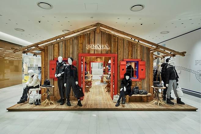 더 서울 현대의 ‘프라다’ 팝업스토어
