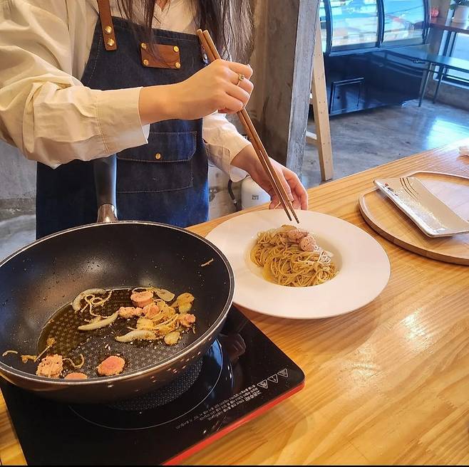 A participant prepares myeongnan oil pasta at a cooking class held at Ibagu Chungjeonso in Dong-gu, Busan. (Ibagu Chungjeonso)