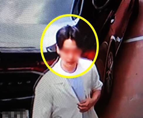 A씨 등을 상대로 지난달 초 중고차 3자 사기 범행을 저지른 김모씨가 A씨 사무실 앞 CCTV에 포착된 모습. 김모씨는 장모씨로 가명을 사용한 것으로 확인돼. 법률적인 문제로 얼굴은 흐리게 처리함. 피해자 제공