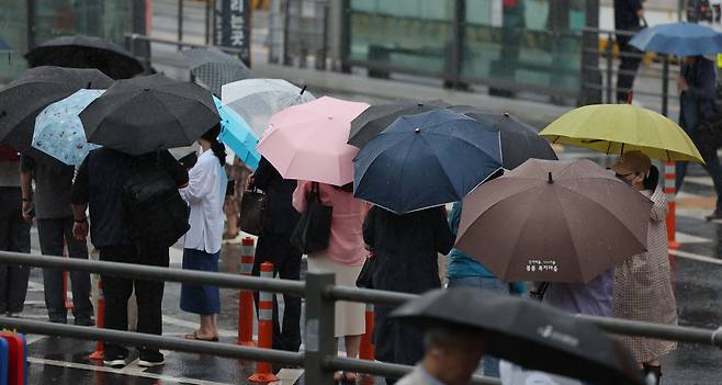 지난 달 30일 오전 서울역 앞에서 시민들이 택시를 기다리고 있다. [연합]