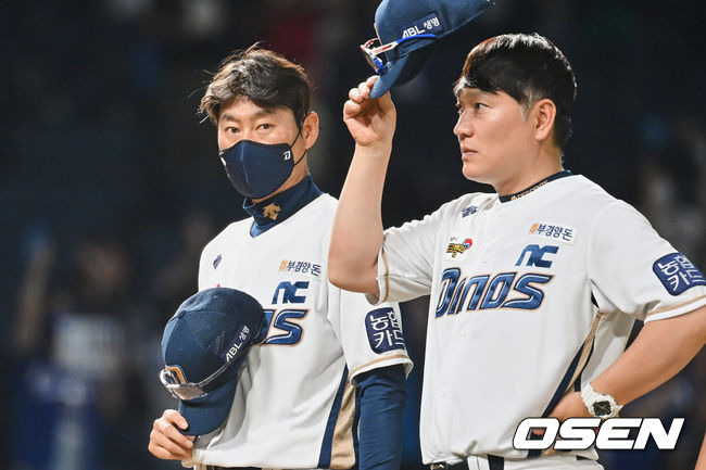 [OSEN=창원, 이석우 기자]NC 다이노스 강인권 감독대행이 삼성 라이온즈에 17-1로 승리한 후 팬들에게 인사를 하고 있다. 2022.07.02 / foto0307@osen.co.kr