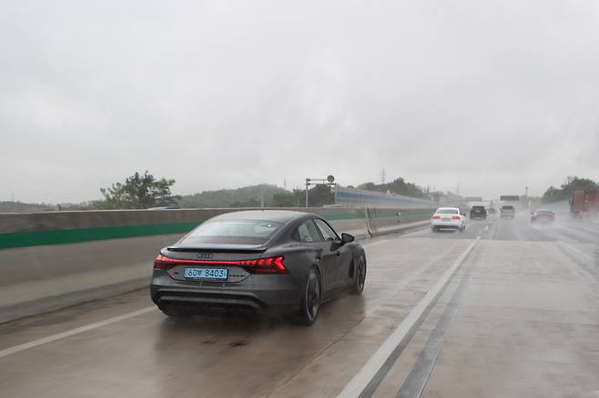 빗길을 달리는 아우디 RS e-트론 GT아우디폭스바겐코리아 제공