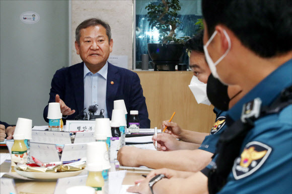 이상민 행안부 장관, 지구대 찾아 일선 경찰관들과 간담회 - 경찰 통제를 주도적으로 추진 중인 이상민 행정안전부 장관이 1일 오후 서울 마포구 서울경찰청 마포경찰서 홍익지구대에서 일선 경찰관들과 간담회를 하고 있다. 2022.7.1 [공동취재] 연합뉴스