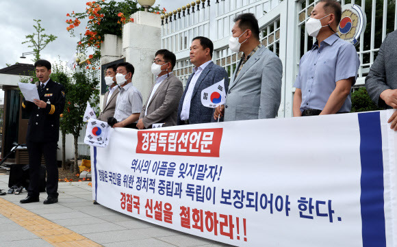 경찰국 반대하는 경찰들 - ‘전국현장 경찰관 일동’이라고 밝힌 경찰들이 27일 정부서울청사 앞에서 행안부 경찰국 신설을 반대하는 ‘경찰독립선언문’ 발표 기자회견을 하고 있다. 2022.6.27 연합뉴스