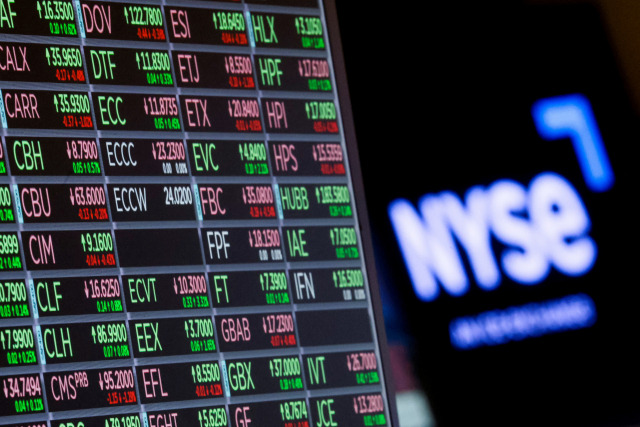 미국 뉴욕증권거래소(NYSE) 입회장에 뉴욕 증시 거래 정보를 보여주는 화면이 나오고 있다. /로이터=연합뉴스