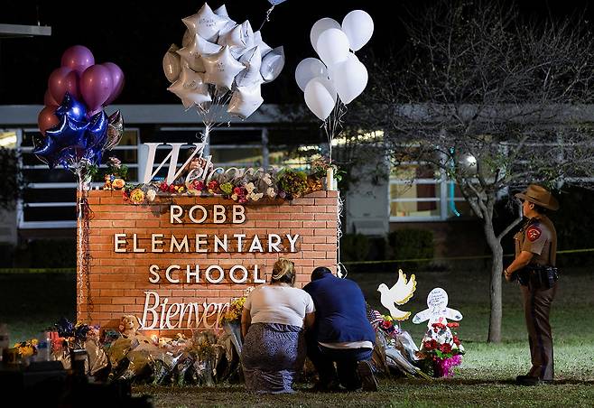지난 5월24일 총기 난사 사건이 발생한 텍사스주 롭 초등학교 앞에 추모 공간이 마련됐다.ⓒREUTERS